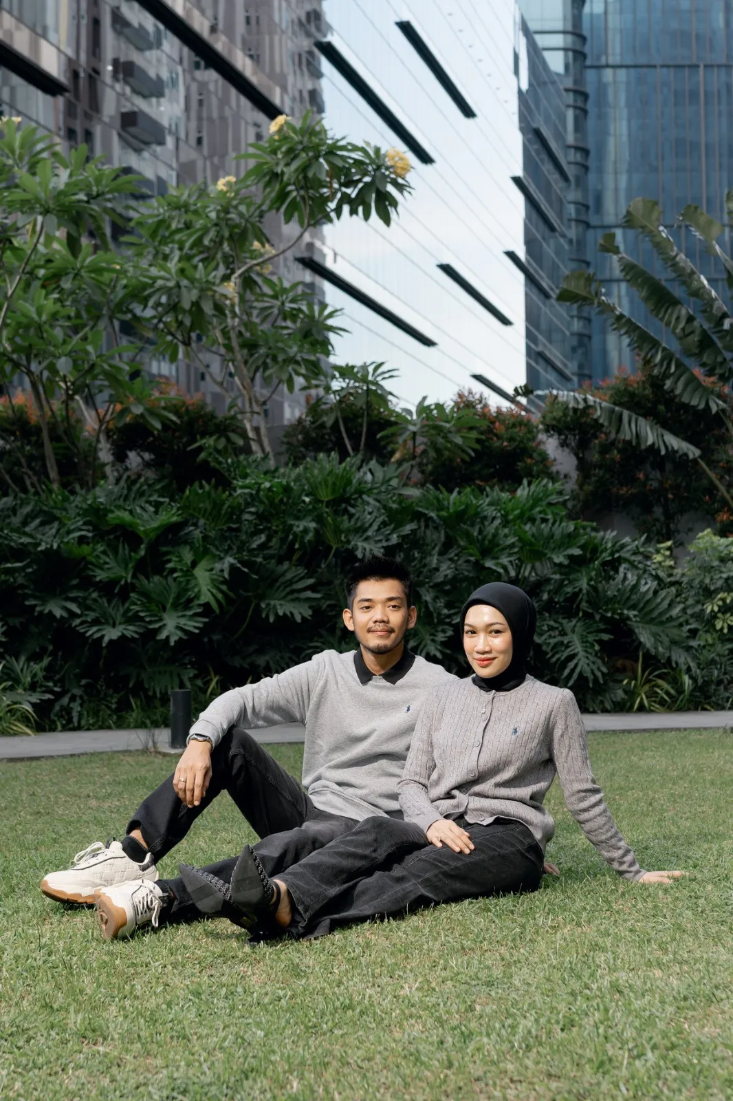 Nasseh dan Alia duduk santai di rumput