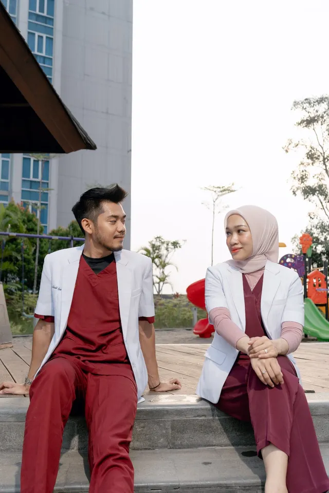 Nasseh dan Alia mengenakan jas dokter
