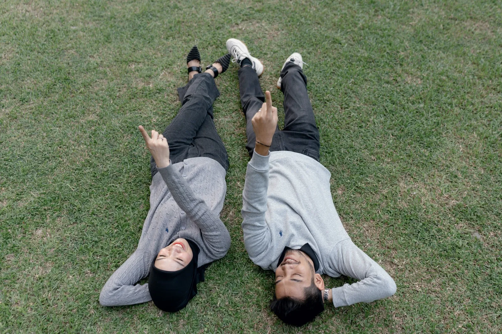 Nasseh dan Alia berbaring di rumput